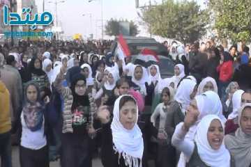 طالبات المنصورة يهتفن أمام المديرية "يا إخواني ياخسيس دم اخويا مش رخيص" 
