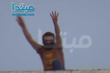 طالب المحظورة يرفع علامه رابعه لكاميرا مبتدا من فوق سطح المدينة الجامعية