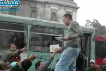 سيارات وزارة الشباب توزع نسخاً مجانية للدستور أمام نقابة المحامين