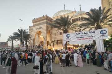 توافد المواطنين لأداء صلاة العيد أمام مسجد الحصرى بأكتوبر