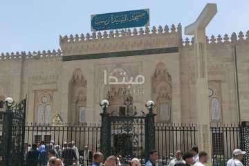 بحضور آلاف المصلين.. صلاة الجمعة من مسجد السيدة زينب 