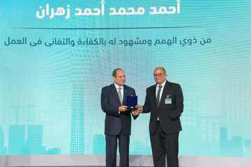 الرئيس السيسي يكرم عددًا من النماذج العمالية المتميزة