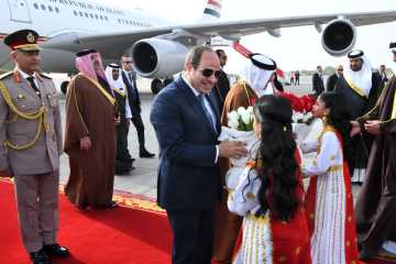 لحظة وصول الرئيس السيسي إلى البحرين  
