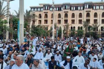 آلاف المواطنين يؤدون صلاة عيد الأضحى بساحة مسجد الحسين