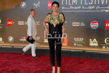 أروى جودة وزوجها الإيطالي يتألقان على ريد كاربت «الجونة السينمائي»