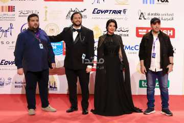 صُناع الفيلم السعودي «ثقوب» على ريد كاربت مهرجان القاهرة السينمائي
