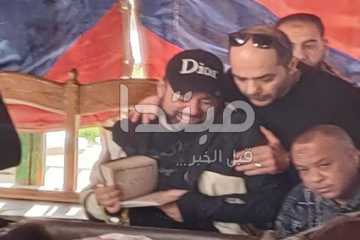 انهيار ابن فكري صادق أثناء تشييع جنازته من مسجد السيدة نفيسة