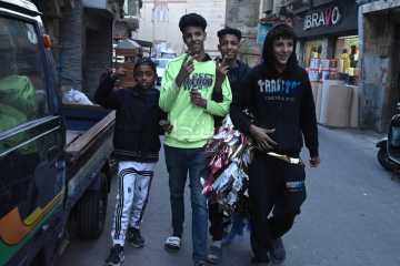 وسط فرحة غامرة.. تركيب زينة رمضان في شوارع القاهرة