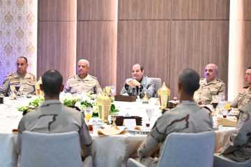 الرئيس السيسي يتناول وجبة الإفطار مع أعضاء هيئة التدريس والطلبة المستجدين وأسرهم بالأكاديمية العسكرية