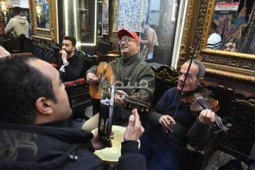 زحام وزينة بكل الألون.. ليالي رمضان تسحر رواد الحسين وخان الخليلي