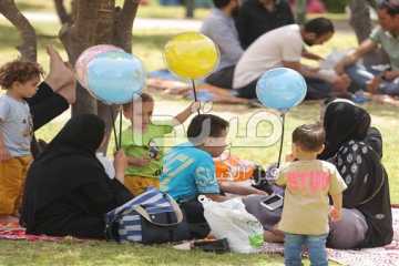 أجواء مليئة بالبهجة والسعادة.. احتفالات المصريين بشم النسيم في حديقة الأزهر