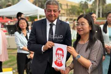 في حفل WATCH IT والتليفزيون الصيني.. رسم خالد عبدالعزيز على الطريقة الصينية