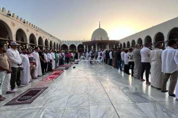 مئات المصلين يؤدون صلاة العيد بـ مسجد عمرو بن العاص