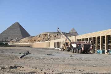 رغم تأجيل الافتتاح.. استمرار تطوير الطرق والمناطق المحيطة بالمتحف المصري الكبير