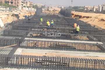عمال مصر يتحدون ارتفاع الحرارة لإنجاز مشروع القطار السريع