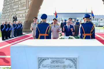 السيسي يضع أكاليل الزهور على قبر الجندي المجهول وضريحي ناصر والسادات