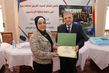 رئيس هيئة قناة السويس يكرم هوكي بورفؤاد ويحتفي بالبطلة سارة سمير