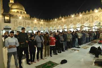 صلاة التراويح اليوم في الجامع الأزهر الشريف.. إقبال كثيف وجو روحاني مميز