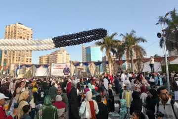 سيلفي وبلالين.. آلاف المصلين يحتفلون بـ فرحة العيد في ميدان مصطفى محمود