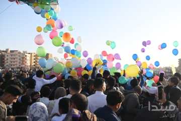 بلالين وفرحة ملهاش وصف.. آلاف المصلين يحتفلون بالعيد في ساحة مسجد عماد راغب بـ أكتوبر