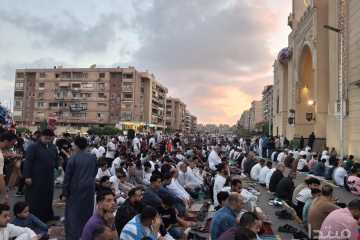 بدء توافد المصلين لـ أداء صلاة العيد من مسجد الصديق بالشيراتون