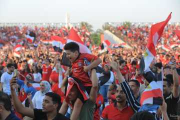لحظة هزت العاصمة الإدارية.. فرحة جنونية في الـ Fan Zone مع هدف تقدم الفراعنة على الأرجنتين