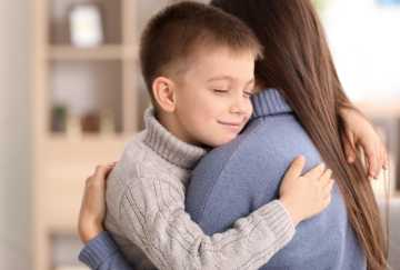 القلب النابض في المنزل.. واجبات مهمة للأم مع أبنائها خلال الدراسة