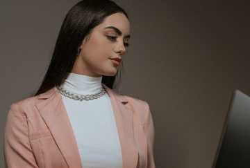 الفراولة بالكريمة.. مزيج الوردي والأبيض يسيطر على خريف 2026