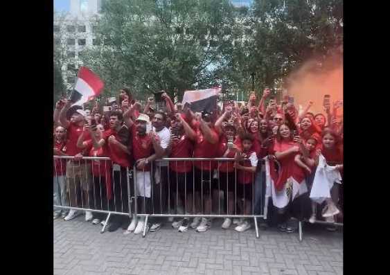 رجالة.. استقبال جماهيري كبير لـ أبطال منتخب مصر أمام فندق الإقامة (فيديو)