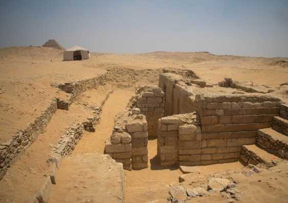 اكتشاف مقبرة قاضٍ ورئيس كتبة من عصر الأسرة الخامسة في سقارة (صور)