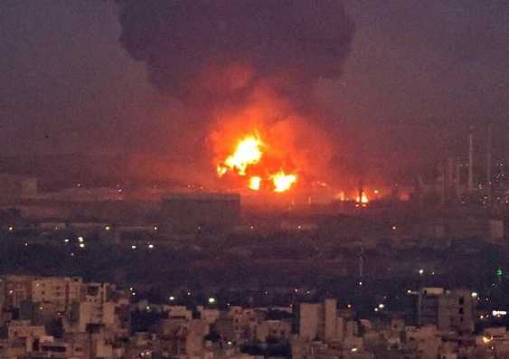 مقتل شخص وإصابة 3 بعد تعرض سفينة تجارية إيرانية لهجوم قبالة سواحل جزيرة قشم