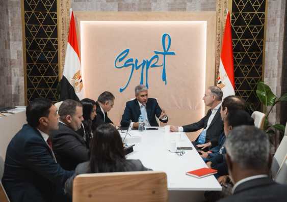 35% زيادة برحلات الشارتر.. وزير السياحة يروج للمقاصد المصرية في فرنسا