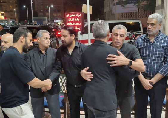 بالصور.. نجوم الكرة المصرية يواسون مدحت عبد الهادي في عزاء والدته