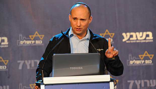 إعلام إسرائيلي: مجموعة إيرانية تخترق هاتف رئيس الحكومة السابق 