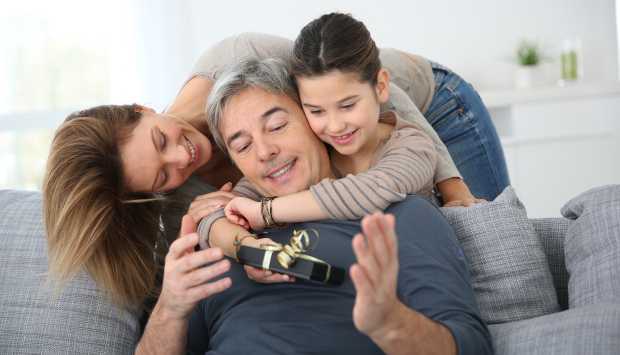 كيف يحتفل الأبناء بعيد الأب بطرق مؤثرة وبسيطة؟ 