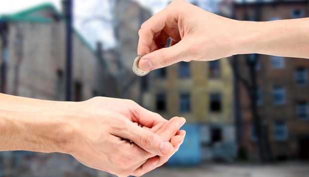 دار الإفتاء توضح حكم إعطاء الأخ من الزكاة 