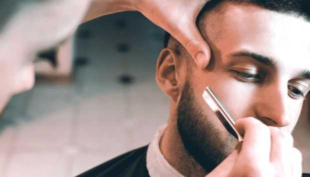 صالون حلاقة في الشارع.. صورة نادرة منذ 106 أعوام 