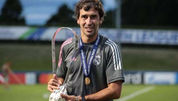 صحفي إسباني شهير يرشح راؤول لتدريب ريال مدريد 