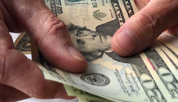 الدولار يتشبث بالاستقرار.. وأسعار النفط ترتفع مع تصاعد التوترات السياسية 