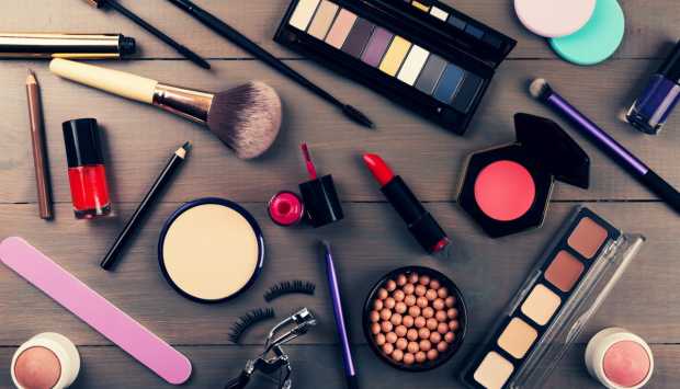 مستحضرات التجميل قد تتحول إلى خطر.. انتبهي لهذه العلامات 