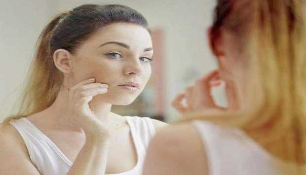 خطوات سهلة للعناية ببشرتك ليلاً خلال الأيام الحارة 