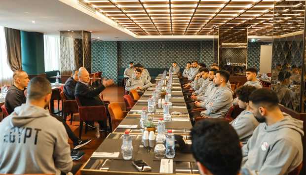 هاني أبوريدة يجتمع بمنتخب مصر قبل مواجهة زيمبابوي غدًا 