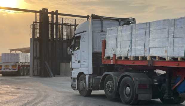 عاجل.. تحرك شاحنات قافلة المساعدات الـ98 تمهيدا لدخولها من مصر إلى غزة 