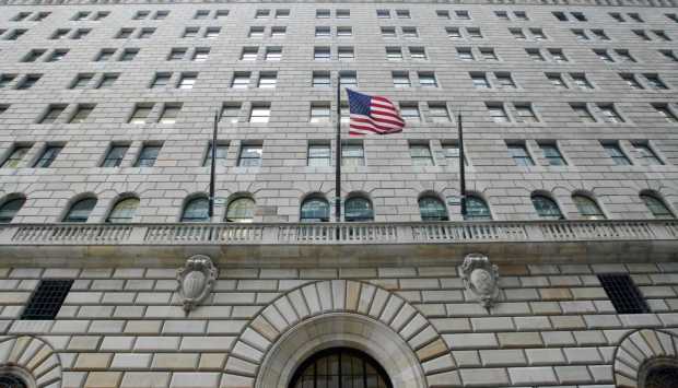 «الاحتياطي الفيدرالي» يحذر من مخاطر خفض أسعار الفائدة الإضافي 