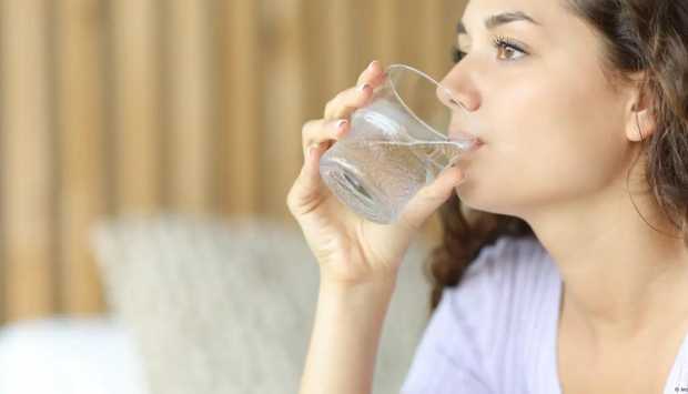 قلة شرب الماء في الحر.. مخاطر صحية لا يجب تجاهلها 