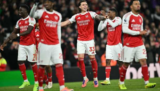 أرسنال يهزم وولفرهامبتون بثنائية ويتصدر الدوري الإنجليزي 