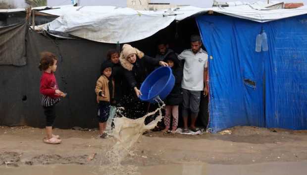 الدفاع المدني بغزة: 15 شهيدا بينهم 3 أطفال وانهيار 70 مبنى جراء المنخفضات الجوية 