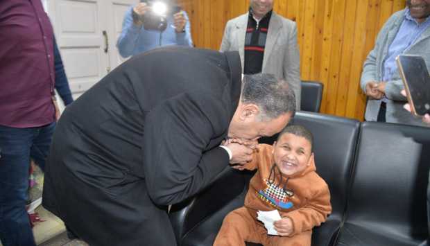 بعد معاناة الأب.. محافظ أسيوط ينهي رحلة شقاء زياد المصاب بمرض نادر في ديروط (صور) 