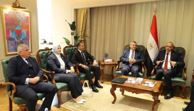 بحضور كمال وزكي.. وزير العمل يستقبل وفد لجنة الطاقة والبيئة بمجلس الشيوخ 