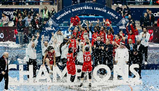 احتفال لاعبات الأهلي بالتتويج ببطولة أفريقيا لسيدات السلة مع الجماهير (صور) 
